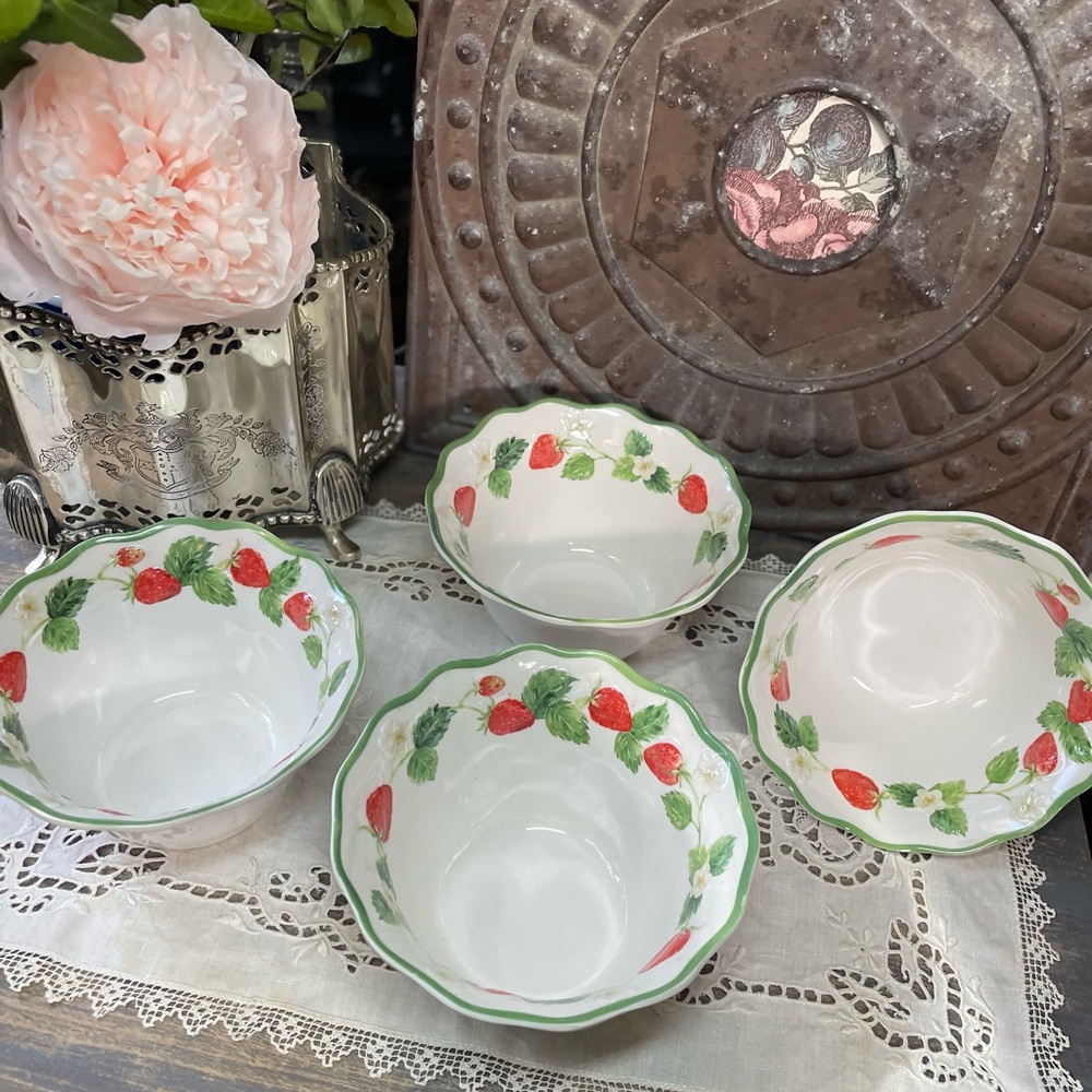 Primrose Vintage MELAMINE Small Snack Bowls Strawberry Fields Set of 4